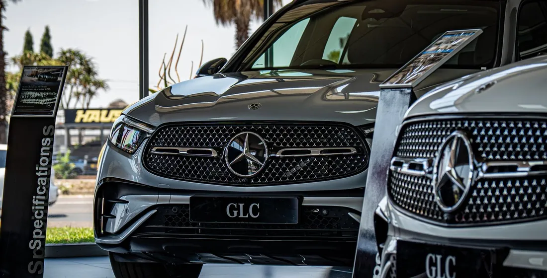 Grille de logos de marques automobiles alignés sur un fond sombre, vue de face en studio